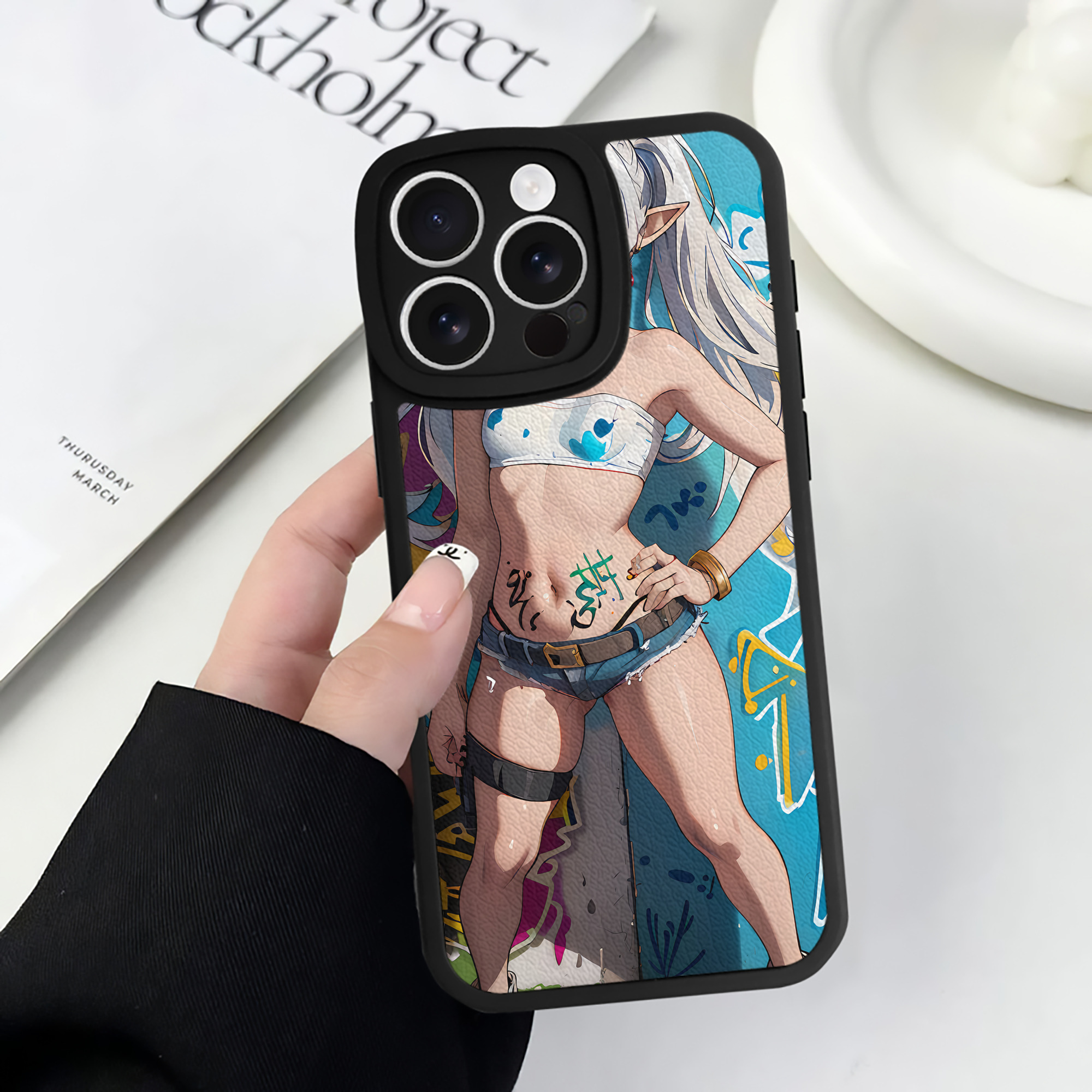 （画像用） 葬送のフリーレン Frieren 【iPhone 16シリーズ対応】シリコンスマホケース（レザー調） 材質：シリコン